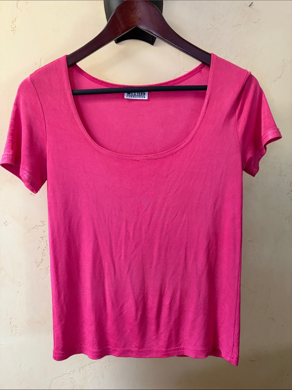 Sz S/M Western Connection Vintage Classic Scoop Neck Slinky Tee in Bright Pink